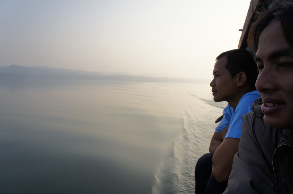 เรือวิ่งมากลางเขื่อนน้ำนิ่งมากเลยครับ มองไปเหมือนทะเลเลย