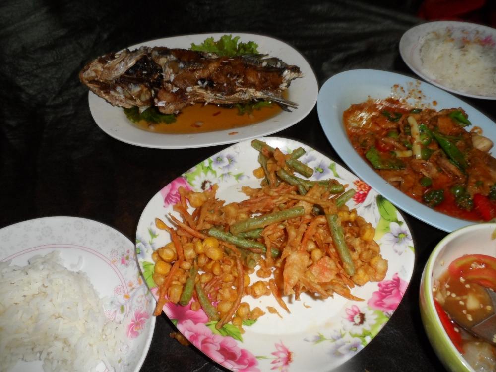  [center] [b]เราแว๊ะทานมื้อค่ำกันที่ร้านตะวันแดง แยกก่อนถึงศาลากลาง ให้พ่อครัวทำอีคุดทอดราดน้ำปลาให้