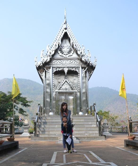 หลังจากไหว้พระ ทำบุญกันเรียบร้อยแล้ววว ก้อขอเก็บภาพสวยๆกันหน่อยค่าาา ว้าวววโบสถ์สวยมากค่าาา  :smile: