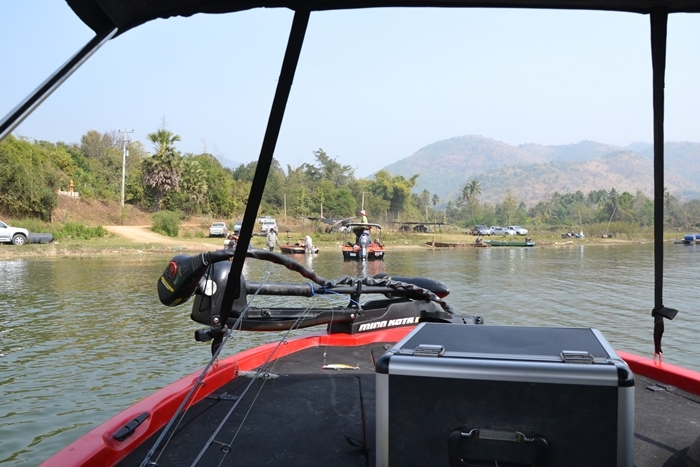 ไหนๆๆ ปลาก้อยังม่ายตื่นน งั้นเราลากเรือกลับไปที่แพเราดีก่าาาน้าาาาเพื่อนๆๆ  :laughing: :laughing: :l