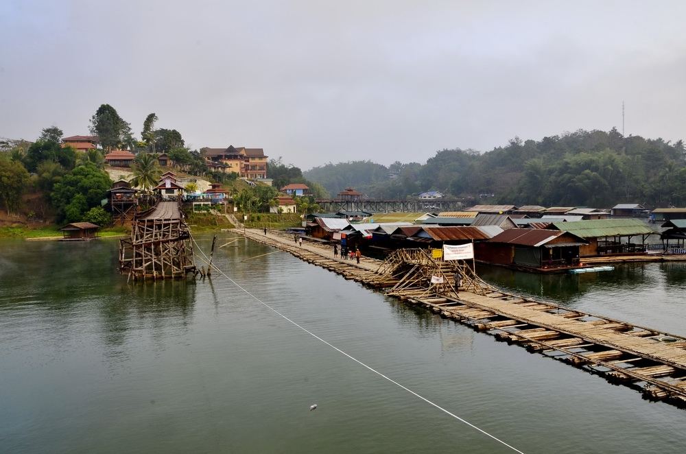 เลยเดินมาถ่ายรูปสะพาน และวิวเล่นก่อนครับ เดียวหายหนาวแล้วค่อยนั่งเรือโต้ลม ไปต้นน้ำบิคลี่ ครับ :love