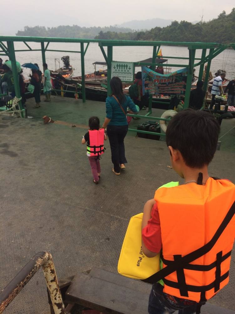 ถึงท่าเรือที่เชี่ยวหลานประมาณ9โมงครับ :love: :love: