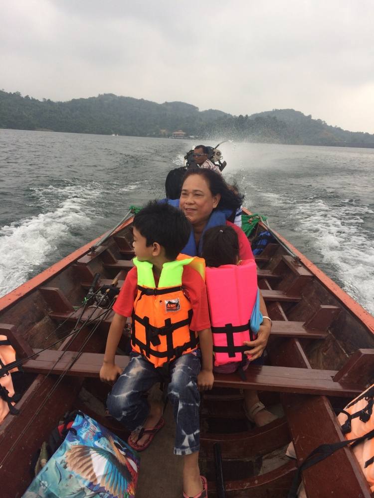 ลงเรือจากทางแพภูตะวันครับ เขามารอรับอยู่แล้ว