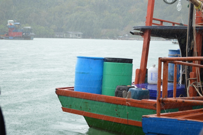 ขนของลงเรือ เราใช้เวลาไม่นาน ครับ ประมาณ 10 นาที เห็นจะได้ แต่นั้นแหละ พอลงเรือถึง ฝนฟ้า ตกลงมา

ใ