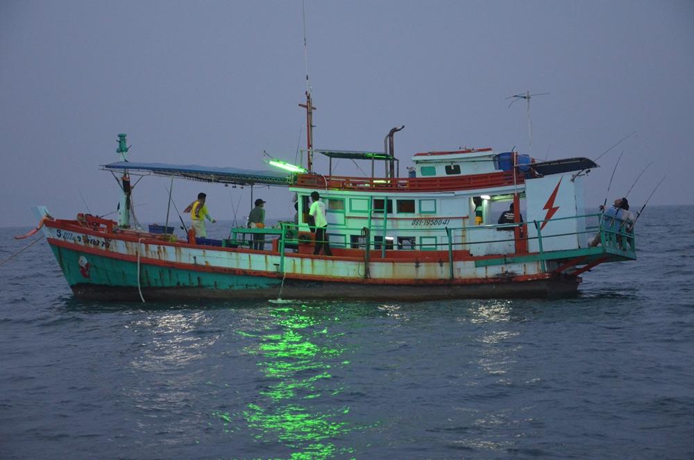 รุ่งสาง  จอดเทียบกับเรือดัง เรือสินวารีของไต๋  ณรงค์ แห่งปากน้ำปราณ :laughing: :laughing: :laughing: