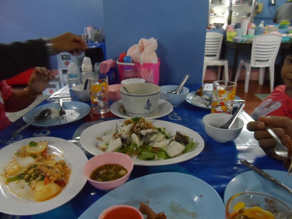 กลับมาก็ แปลงเป็นเมนู สดๆ เลย ที่ร้านคูณอร่อย เลย สะพานหนองเสม็ด จ.ตราด ครับ  ปลาลวกจิ้ม ครับ  :umh:
