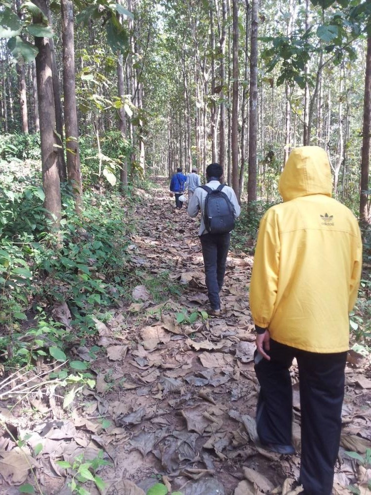 เอ้าเดินๆ ช่วงแรกๆจะเป็นป่าสักบริเวณสถานปฏิบัติธรรมบ้านน้ำตอนนะครับ