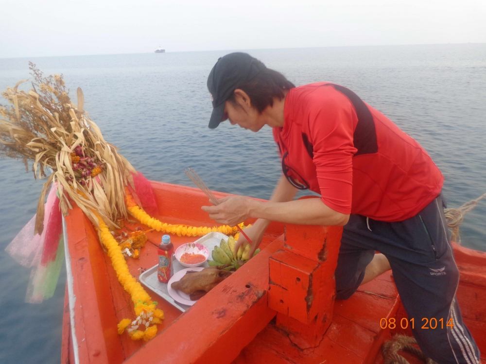 พี่เอกเป็นคนไหว้หัวเรือคับ
แกบอกว่าต้องเล่นของหน่อย