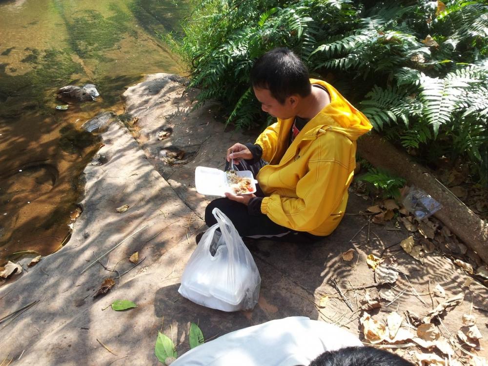 แง่ะ ครูเอก ยังไม่ทันไรกินข้าวแล้วหรอ   กองทัพมันต้องเดินด้วยท้อง    อ้าวแล้วไม่ไปด้วยกันหรอ   ไปก่อ