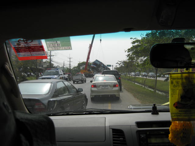 เดินทางมาได้ซักพัก เจอรถทัวตกคลองข้างทาง :sad: :sad: :sad: :flag: :flag: :flag: หน้าจะตกเมื่อคืนอะคั