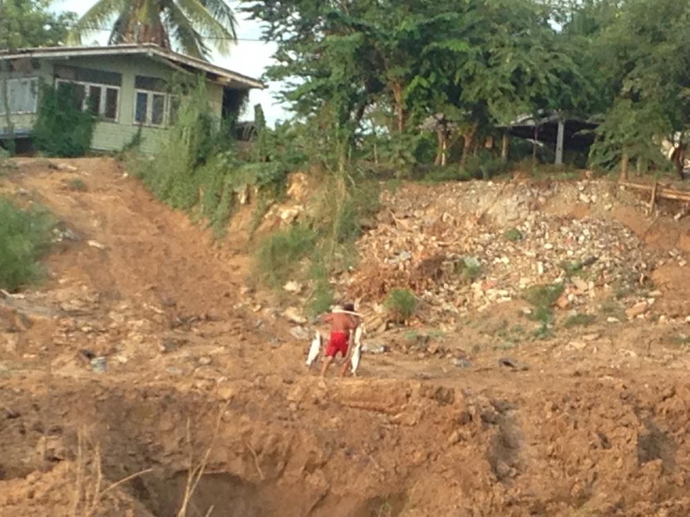 คนลงแกตกในเรือ ตั้งกะตี 5 สายๆแกบอกหิวข้าวขึ้นก่อนเดี๋วลงใหม่ ถึงกับต้องหาม 2 ข้างเลย ใหญ่ๆทั้งนั้น