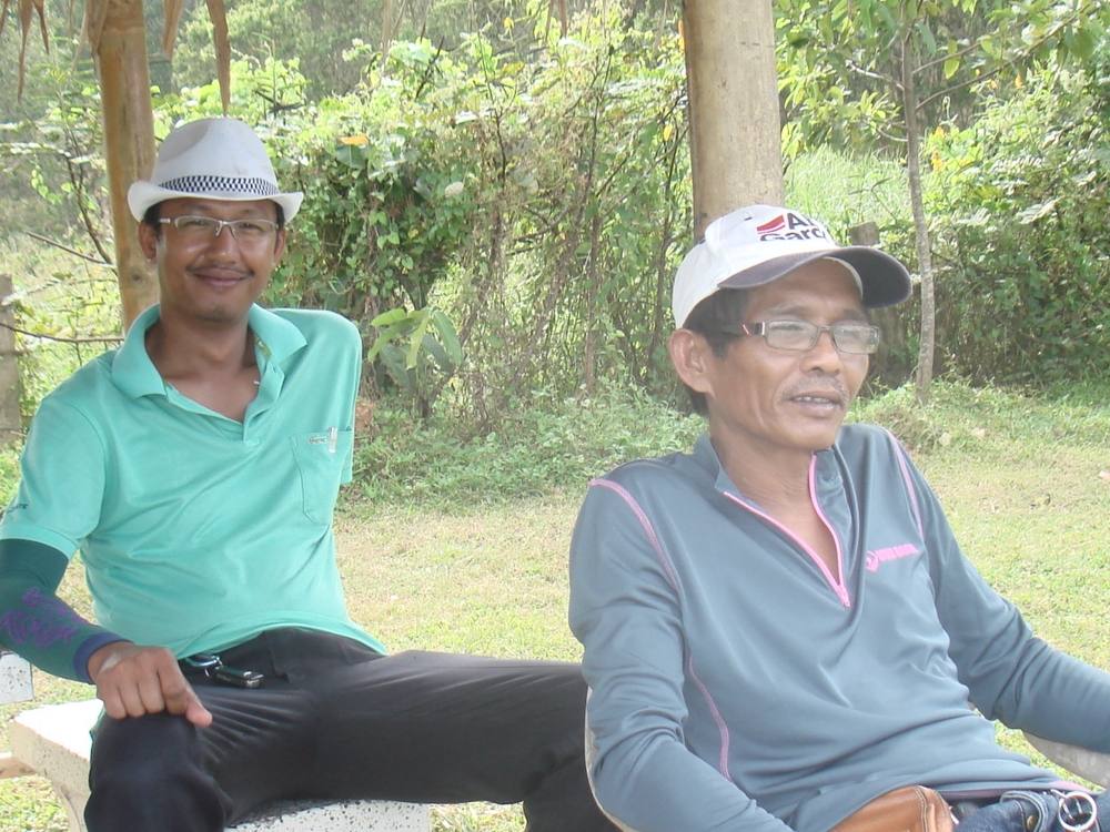 คุณอาทรฯ(ร้านอาทรฟิชชิ่ง)พุนพิน. (ทีมหอยใหญ่).ข้างหลังเป็นคุณปุ้ยๆ(ทีมไข่แลนด์) :laughing: :laughing