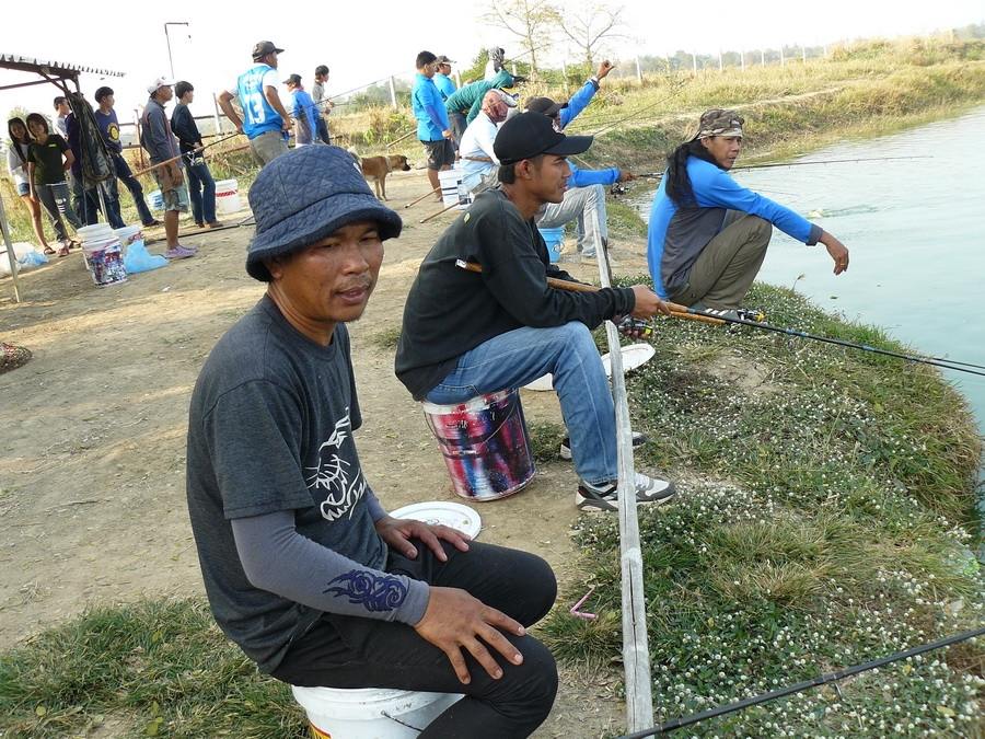 พี่เจ๋ง นั่งเฝ้าปลาใหญ่
 :cool: :cool: :cool: :cool: