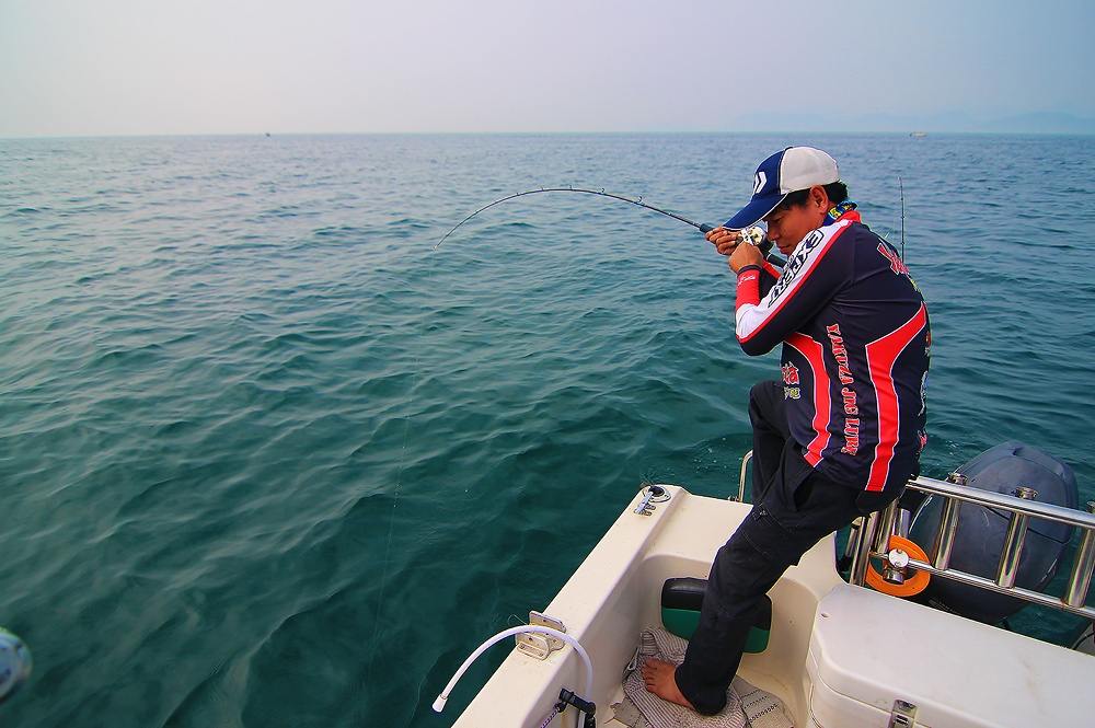 ช่วงนี้น้ำเริ่มเชี่ยว.....เดินเรือแต๊กหยื่อลำบาก....จังหวะเดียวกับที่เรือลำอื่นๆถอนสมอออกไป....
เรา