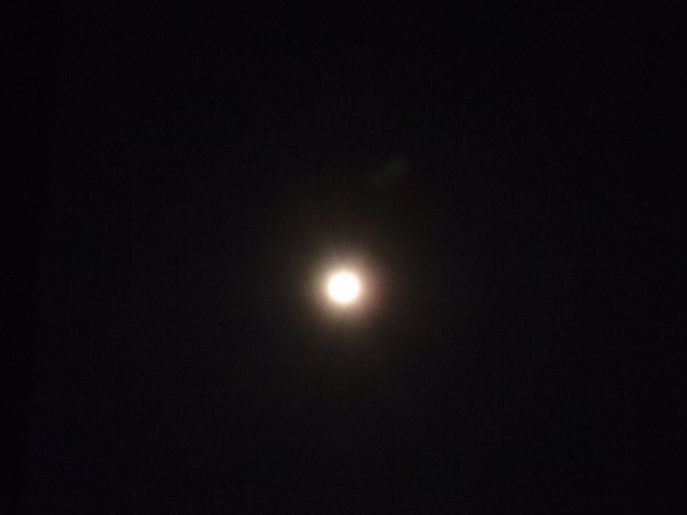 คืนนี้ พระจันทร์สว่างมาก นานๆได้เห็นที สวยจริงๆ ปกติเลิกงานก็เข้าบ้านนอน อยู่ใต้หลังคาตลอด ไม่ค่อยได