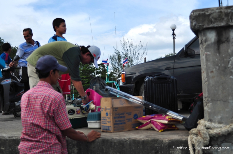 มาถึงท่าเรืออ่าวนุ่น ช่วยกันขนของลงเรือครับ

ผมชอบถ่ายรูปตอนขนของมากเลย

.. เพราะมันเป็นข้ออ้างท