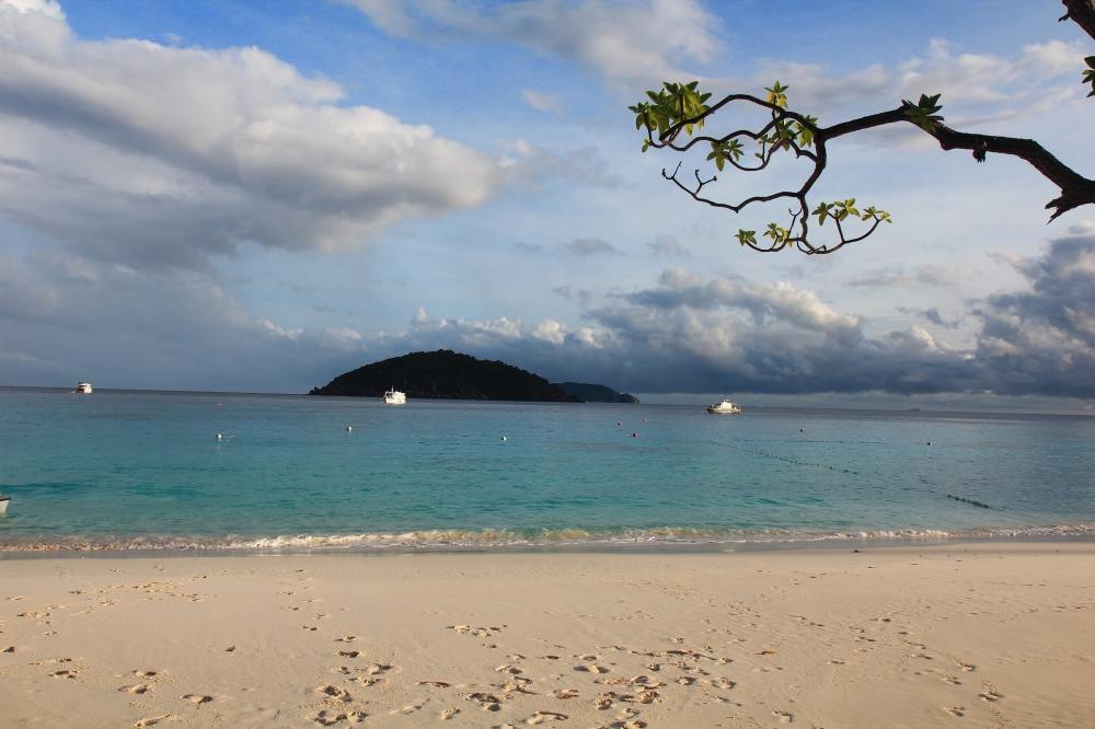 [b]ชายหาดหน้าที่พัก ทรายขาวมาก[/b]  :cheer: