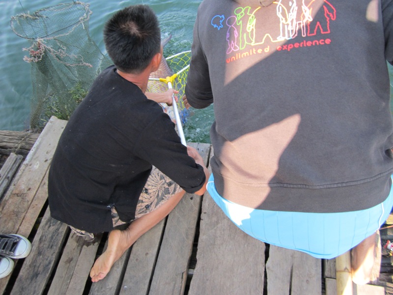 ++ดูน้านัยผม..นั่งพับเพียบตักปลา...มารยาทดีซะงั้น.. :love: :love: :grin: :grin: