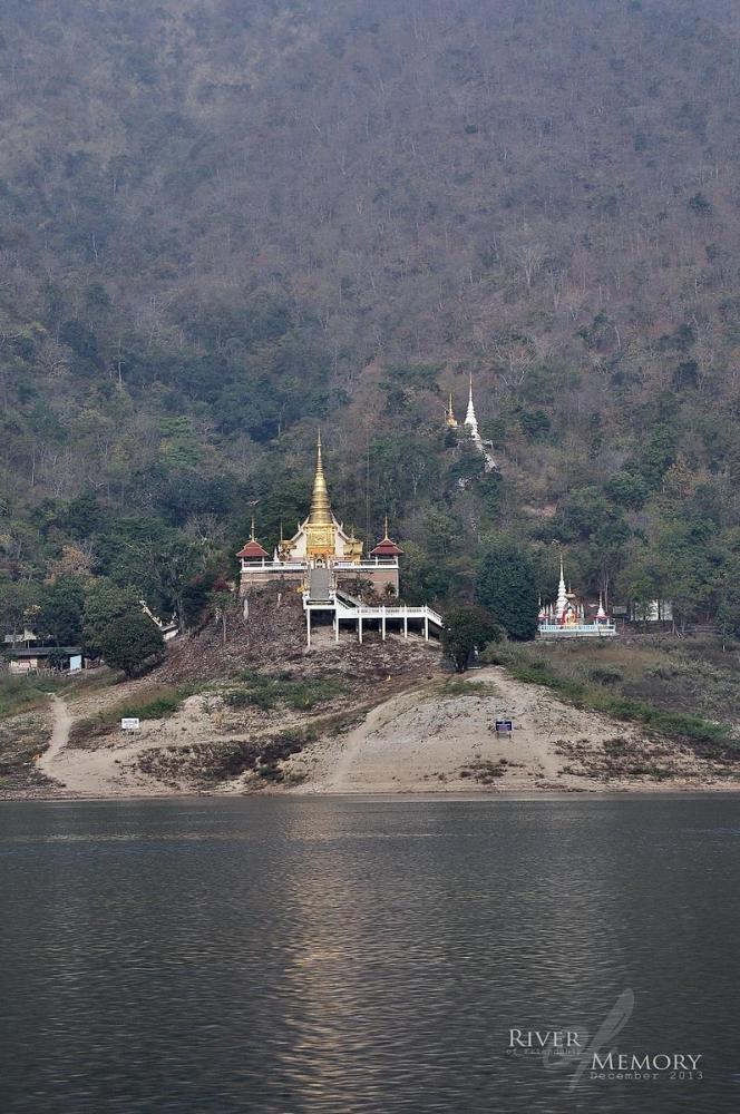 




ถึงที่นี่ทุกครั้ง คนบาป(อย่างผม)  ต้องพนมมือท่วมหัว เป็นทุกครั้ง



[b] วัดพระธาตุแก่ง