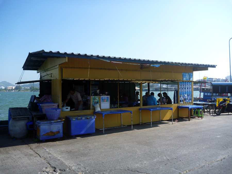 [center]หม่ำข้าวเช้ากันก่อนที่ [b]ร้านป้ามล[/b] บนสะพานปลาใกล้กับท่าเรือเกาะลอย

ผมจำชื่อสะพานไม่ค