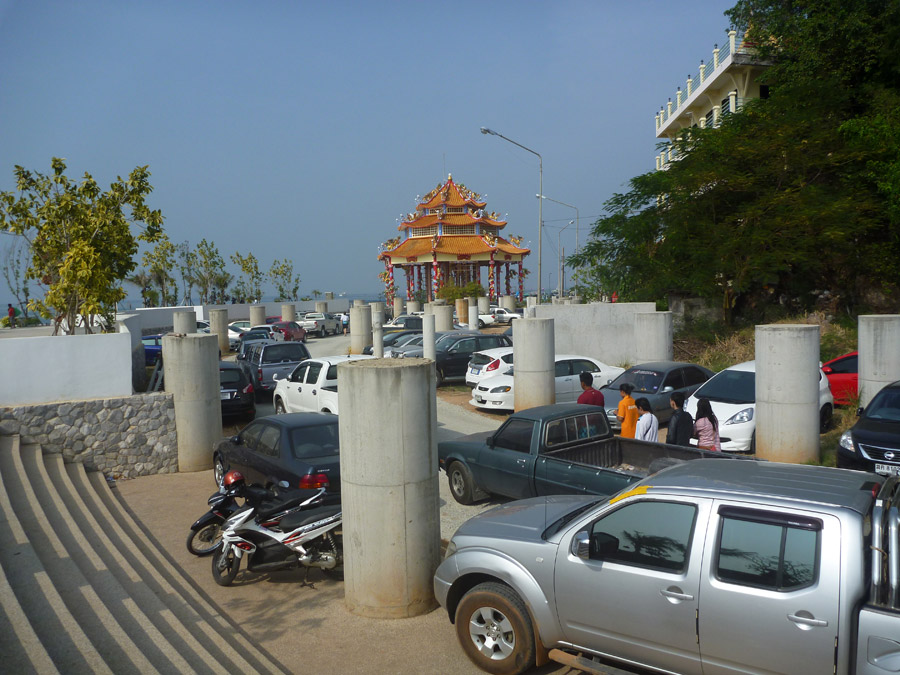 [center]วันหยุดคนมาเที่ยวเกาะลอยเยอะจริงๆ ที่จอดรถแน่นเลย

ตรงจุดชมวิวนั่งพักผ่อนริมทะเลใกล้ที่จอด