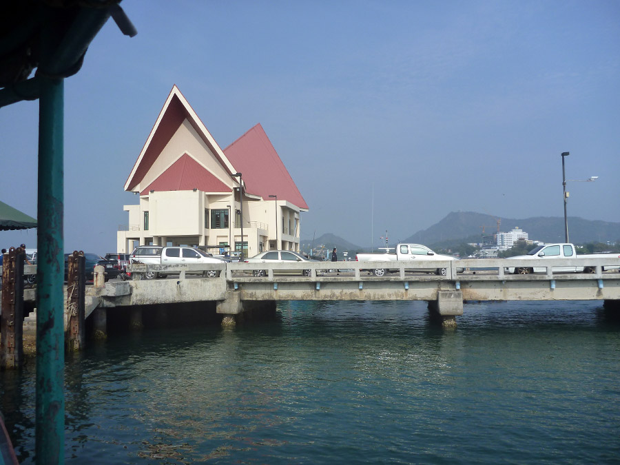  [center]มาขึ้นเรือโดยสารที่เก่าแต่คราวนี้สายกว่าเดิม 3 โมงเย็นเลยครับ  :laughing: [/center]
