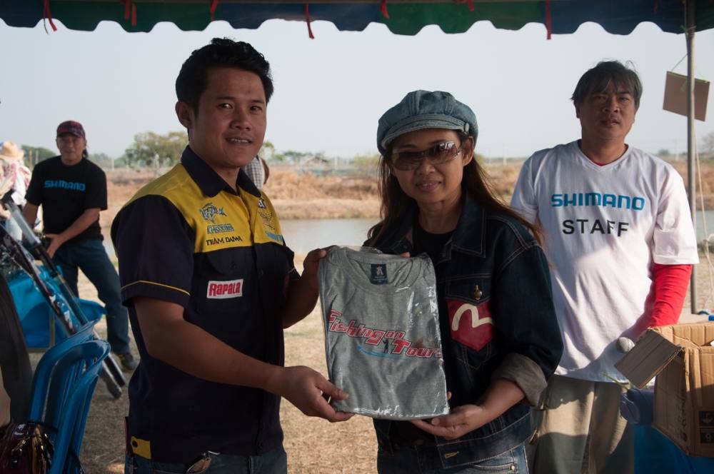 ตกปลาแปลกได้ในช่วงเวลานาทีทอง ก็ได้เสื้อ Fishing on tour มาครอบครองครับ 