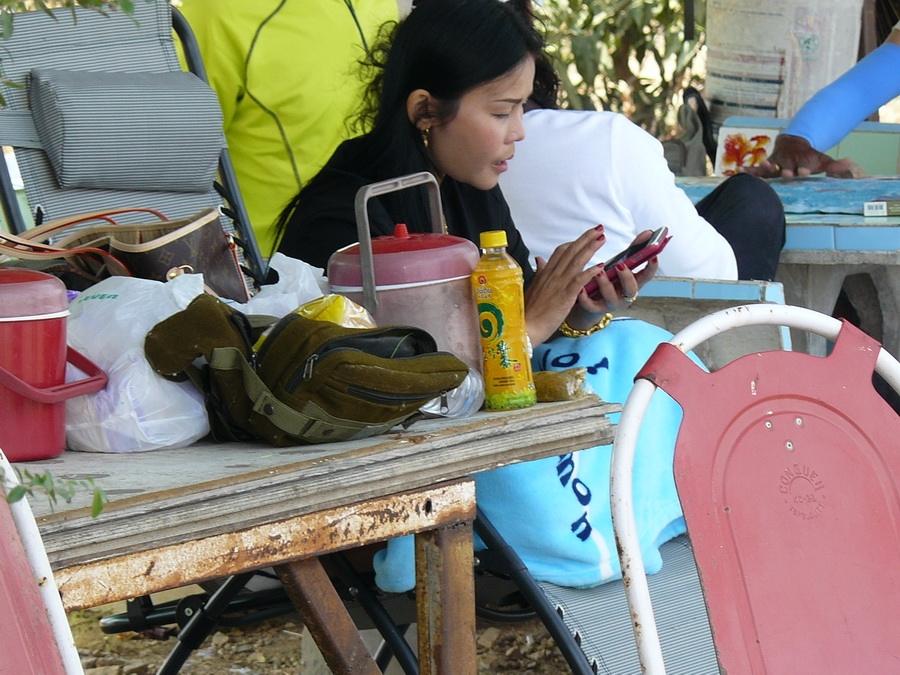 น้องหมวย ทีมงานพี่สันต์ บางปะอิน นั่งชิลๆ อากาศเย็นสบาย :love: :love: :love: :love: :love: