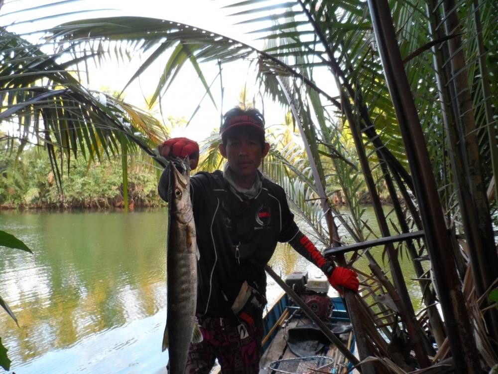 อยู่บนเรือคนเดียวถ่ายรูปไม่ถนัดเลยให้ น้าบ้านข้างลำคลองมาถ่ายรูปให้หน่อยครับ  :grin: :grin: :grin: