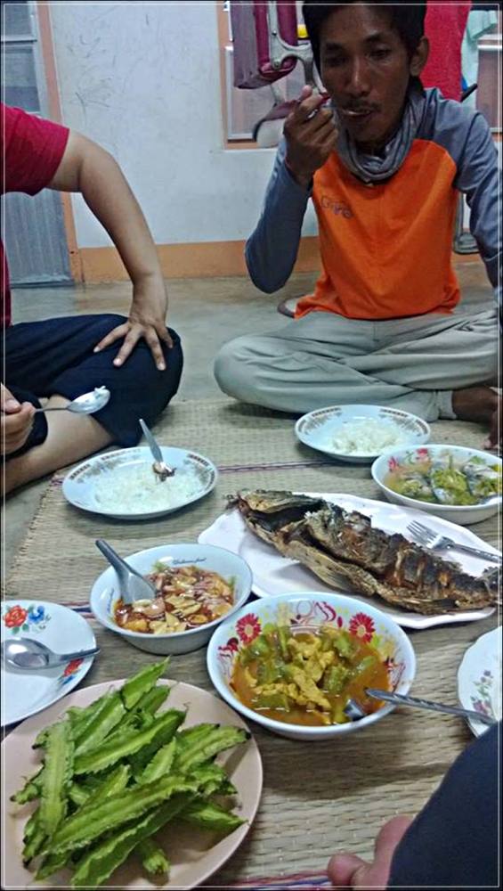 
 [center]อีกกลุ่ม ก็เช่นกัน ( เข้ามาไว )  แต่พอเข้ามาฝั่ง ผมเองก็ต้อง....พาไปหาที่พักใกล้ๆ ในระแวก