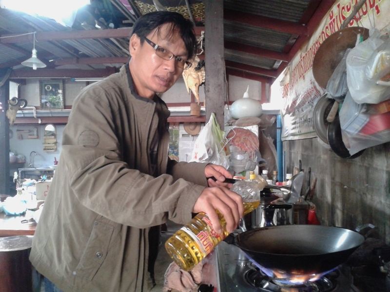 ครื่องปรุงพร้อม พ่อครัวพร้อม เริ่มลงมือ  ผบ ลุงแอ๊ดทำหน้าที่มือกล้อง  เป็นงัยเป็นกันตัดสินใจแระอร่อย