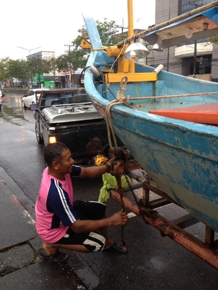 ตอนแรกนัดเรือสปีดโบ็ตของพี่อีกคนใว้  แต่ที่หาดใหญ่ฝนตกหนักทั้งคืนเขาเลยยกเลิก เราไหนๆก็ออกมาแล้วตัดส