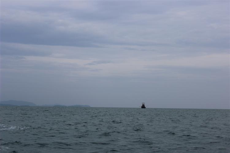 หลุดออกมาจากดอนโคลนก็เข้าหมายตกปลาแถวร่องลังกาวี  เรืออวนลากเต็มไปหมด 