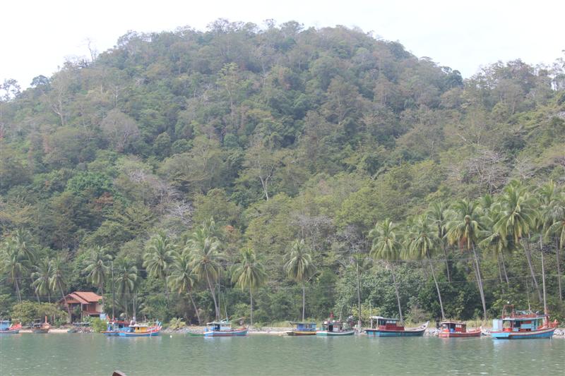 บรรยากาศท่าเรือเงียบสงบดีไม่พลุกพล่าน ที่รับฝากรถก็ราคาไม่แพงครับ