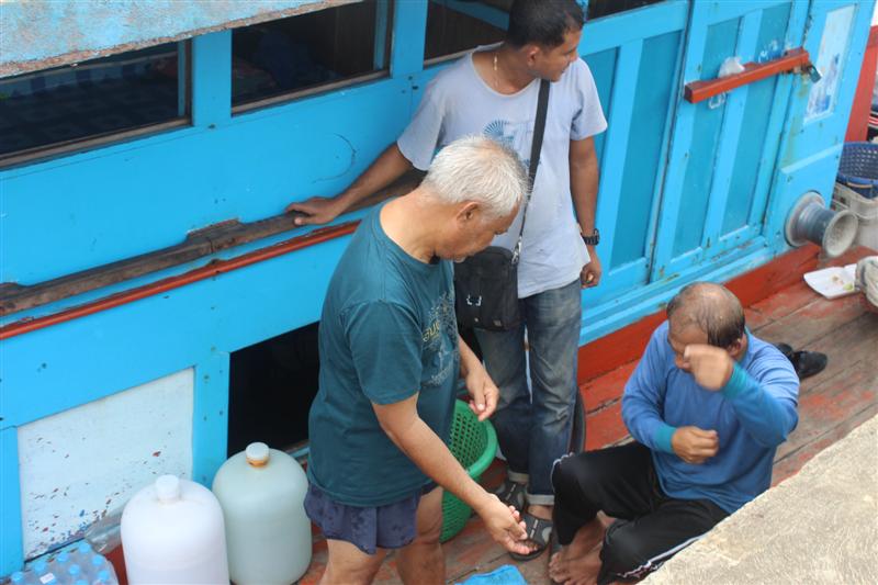 ถึงเรือก็เจอกับ น้านันหาดใหญ่ กับน้าดำสิงหนครที่ล่วงหน้ามาไดร์หมึกก่อน 1วัน นั้งตกปลาที่ท่าเรือ