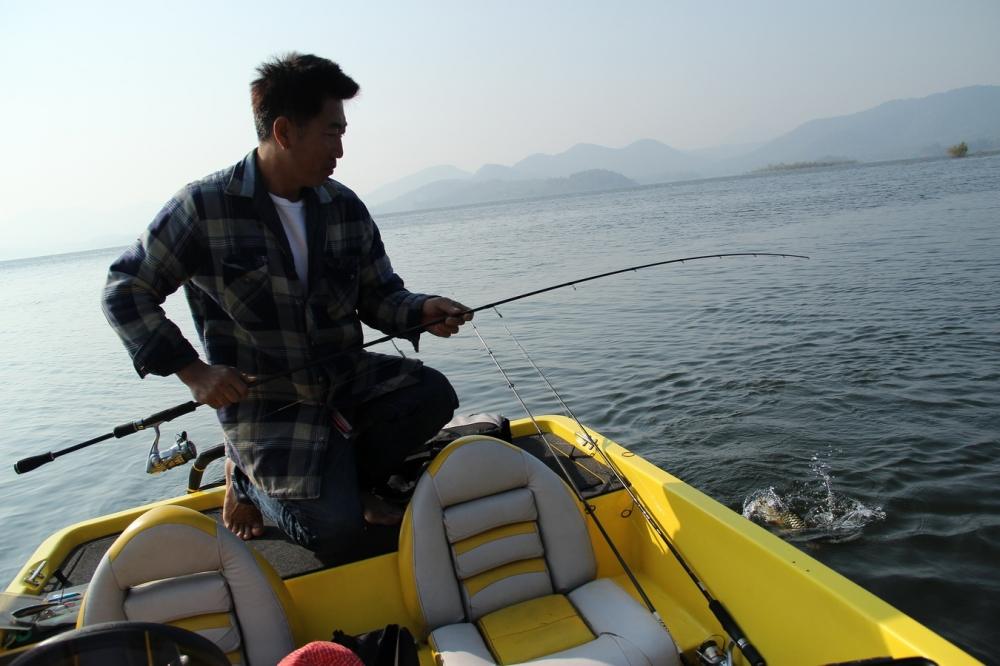 ผมเลยกระโดดลงเรือ...เฮียอุ๊ย ฝันร้าย.... ว่างั้น... :laughing: :laughing: :laughing: