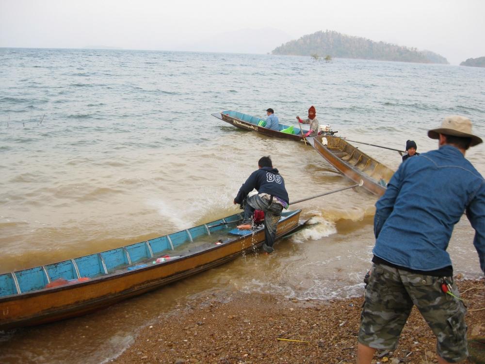 เรือชาวบ้าครับที่มารับน้าที่มาตกปลาเหมือนกัน :cheer: :cheer: :cheer: :cheer: :cheer: :cheer: