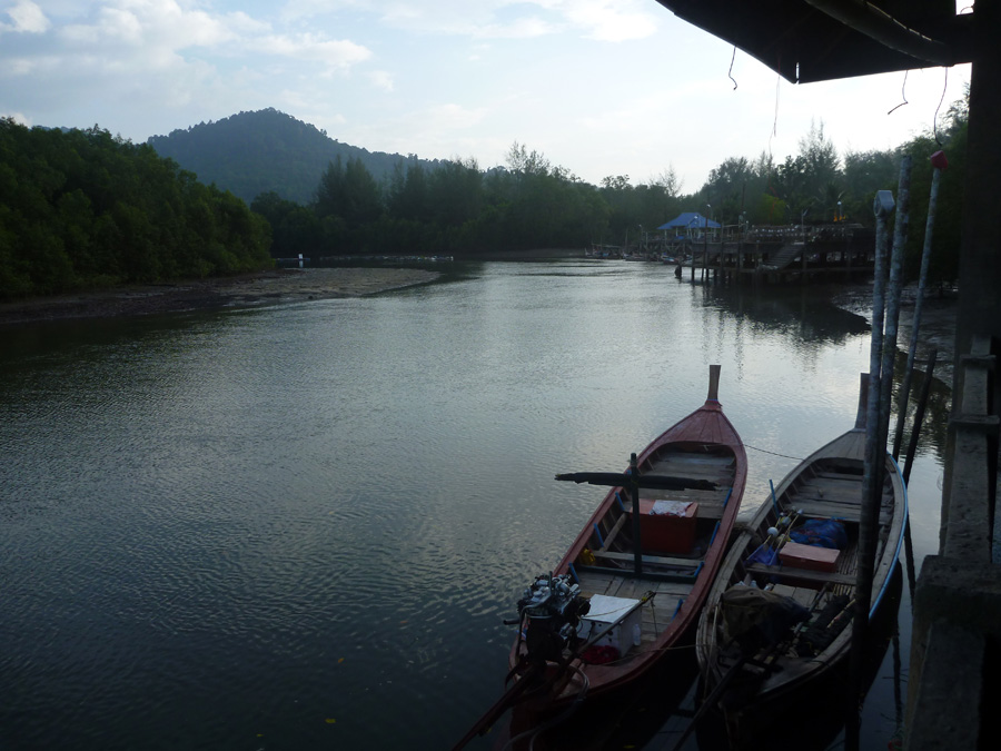 [center]เรือลำเราเข้ามาก่อน

ตกเย็น นุกับอู๋ต้องรีบกลับพังงา เพราะวันต่อมาต้องตื่นกันแต่เช้าขับมาอ