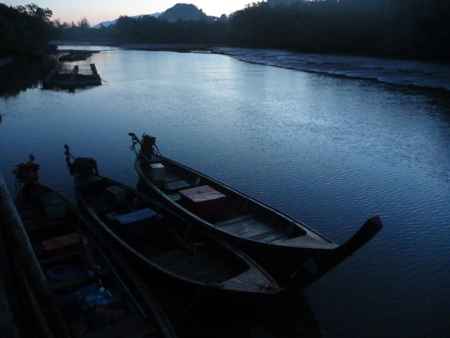 [center]เช้าวันใหม่คราวนี้มา 6 โมงเช้าเลย มารอคนเรือมั่ง :laughing:
[/center]