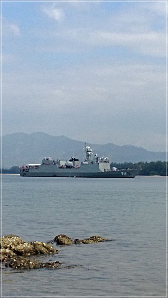 
 [center]เรือรบลำนี้กำลังแล่นเข้าคลองครับ เตรียมหาที่หลบคลื่นก่อน [/center]

