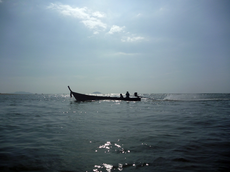  [center]เรือหัวโทงของชาวบ้านเริ่มทยอยกลับเหมือนกันครับ ถ้ากลับช้าจะเข้าคลองไม่ได้ต้องรอน้ำปั่นขึ้นอ