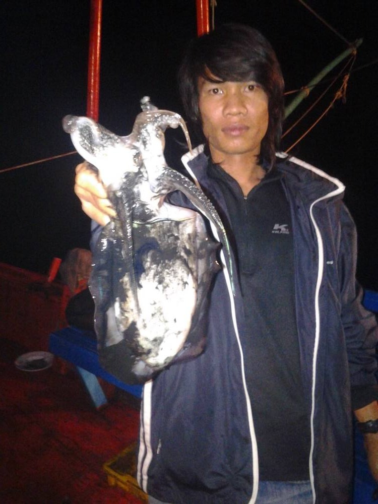 เจ้าตัวนี้แหละครับ เละกันทั้งลำเรือ :laughing: :laughing: :laughing:
เรื่องเกิดจากเสี่ยโจ้เป็นคนตกไ