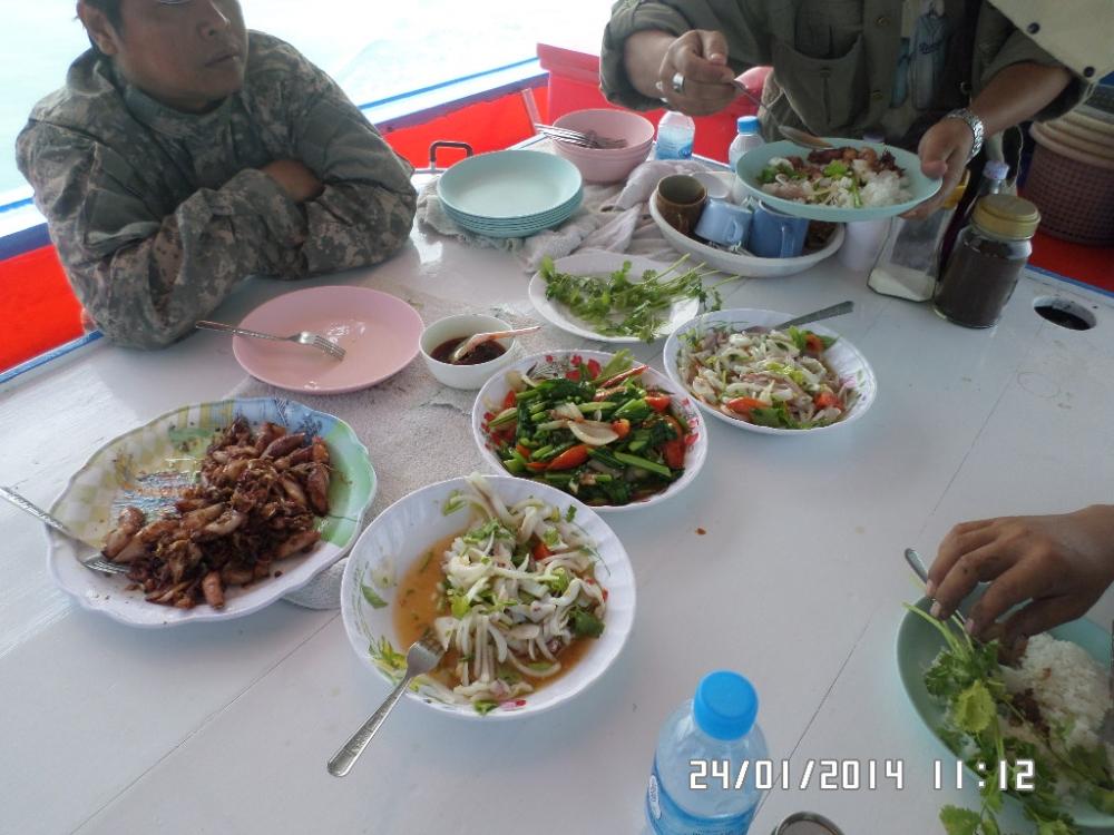 ทานๆกันครับมื้อสุดท้ายบนเรือเนตรวารีของทริปนี้ครับ เดินทางเข้าฝั่งแว้ว:laughing: