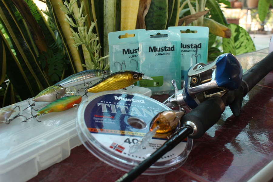 จับเหยื่อเปลี่ยนเบ็ด เปลี่ยนสายในรอกซะกะหน่อยย สาย mustad titan 40 Ib 



 :smile: :smile: