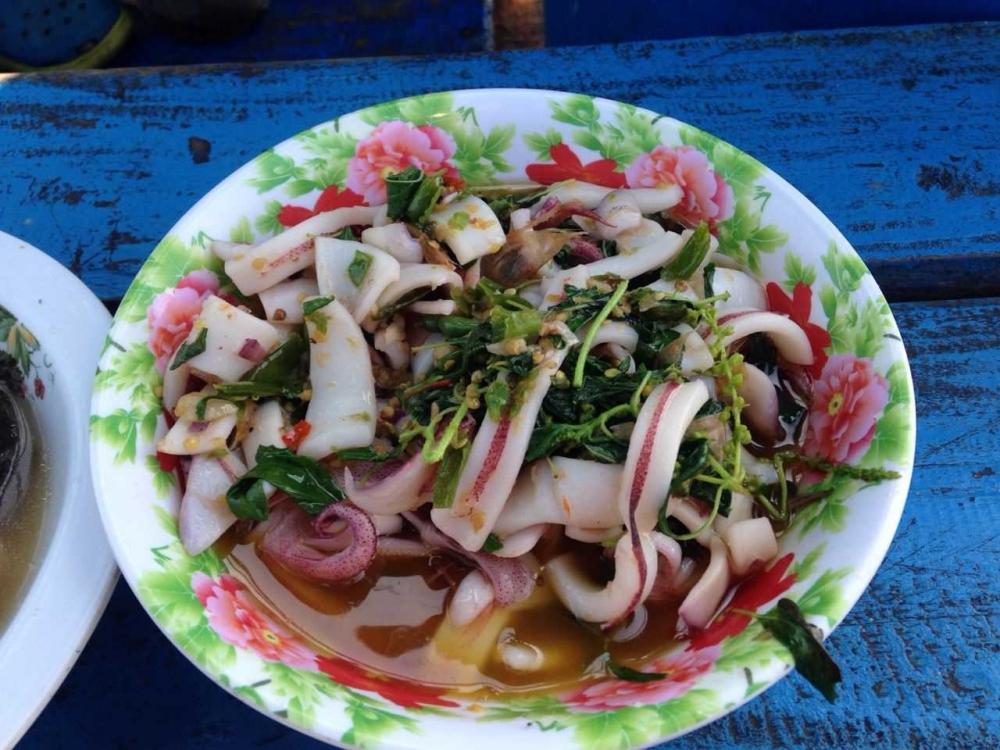 ต้มยำสาก+กระเพราะหมึกบนเรือลำนี้เอาอะไรมาแลกก้ไม่ยอมอร่อยมากครับ :umh: :umh: :umh:
