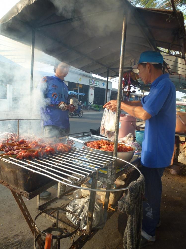 เช้าวันนัดเราไปเจอกันที่บ้านน้ากอล์ฟ กม.10 ก่อนลงเรือก็หาเสบียงก้นก่อน 