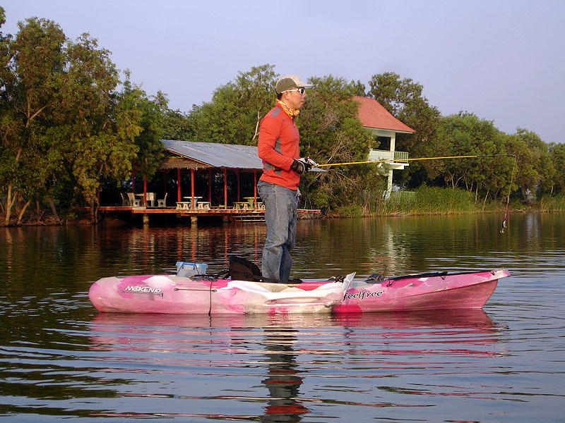 ผมก้อยืนบนเรือคยัคบ่อยคับผม ลำนี้เป็นเรือ Moken10 คับ ยืนรอตีปลาจิบสบายๆคับผม  :grin: :grin: :grin: