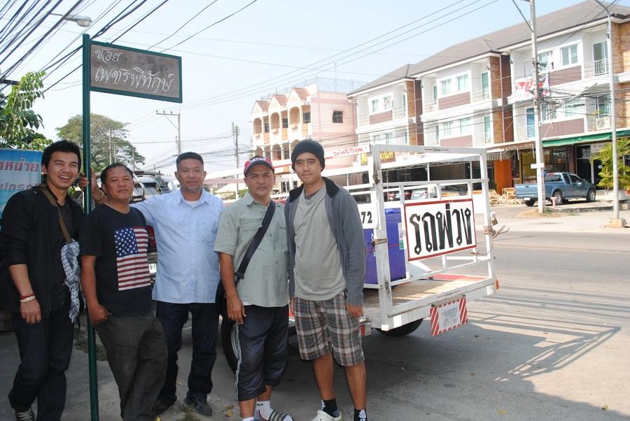 ล้อหมุนที่หน้า  ร้านดริ้งทีมฟิ่ชชิ่งช็อป  เวลา 14 นาฬิกา  วันนี้เดินทางกัน 5 ชีวิตครับ  เริ่มจาก พี่