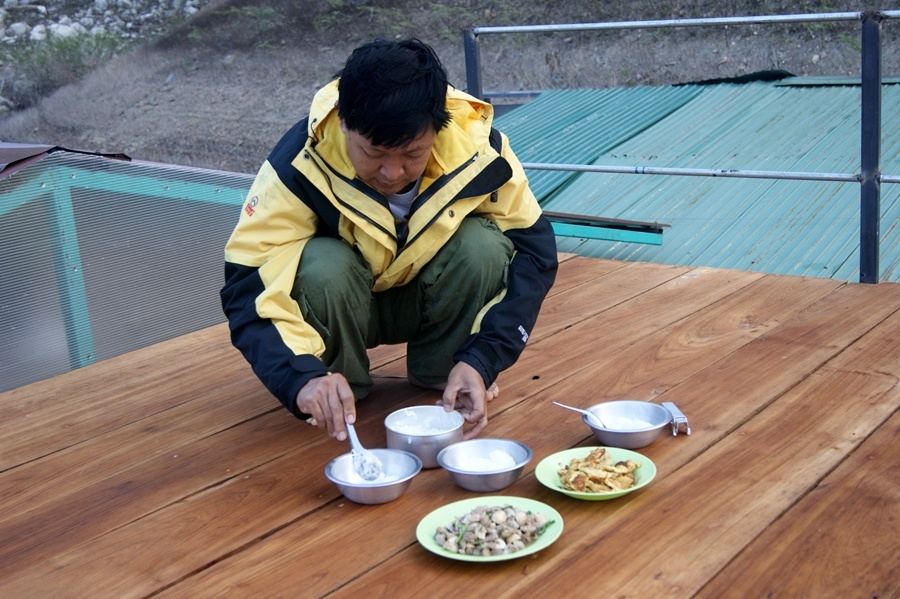 เสร็จแล้วครับ มานั่งกินกันบนด่านฟ้า สุดยอดมั้ยหละครับ มีด่านฟ้าด้วย :cool: :cool: :cool: :cool: :coo