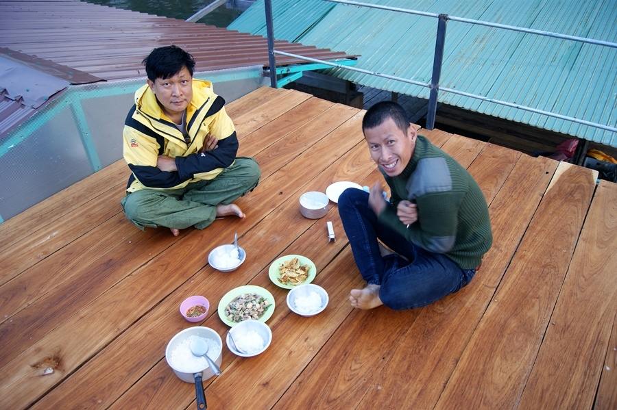 พี่ดำรงบอกว่า "กินข้าวต้มที่ไหนก็กินได้ แต่กินที่นี่กินยาก กินกับธรรมชาติแบบนี้"  ก็คงจริงอย่างที่
